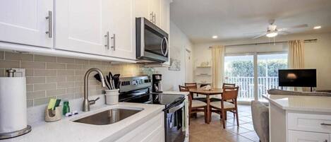 Frigorífico, microondas, horno y placa de cocina