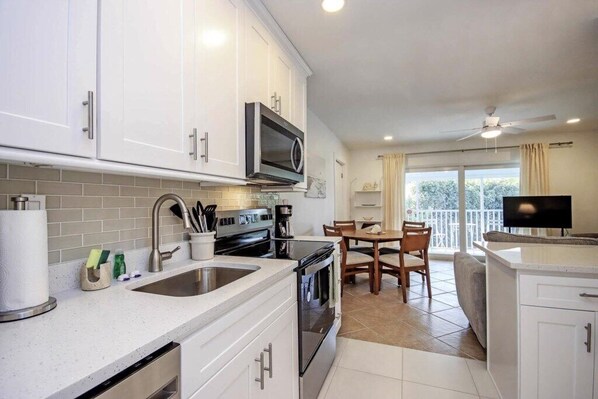 Refrigerador, microondas, horno y parrilla de estufa 