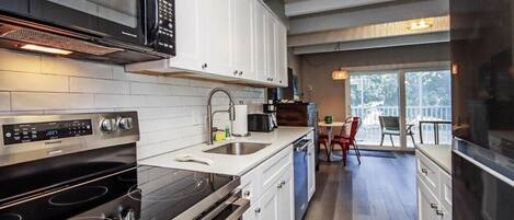 Frigorífico, microondas, horno y placa de cocina