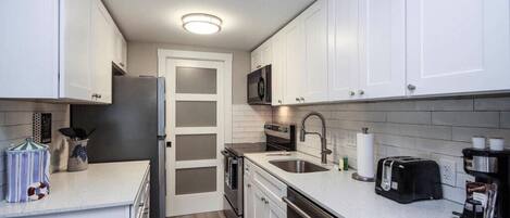 Kühlschrank, Mikrowelle, Ofen, Herdplatte