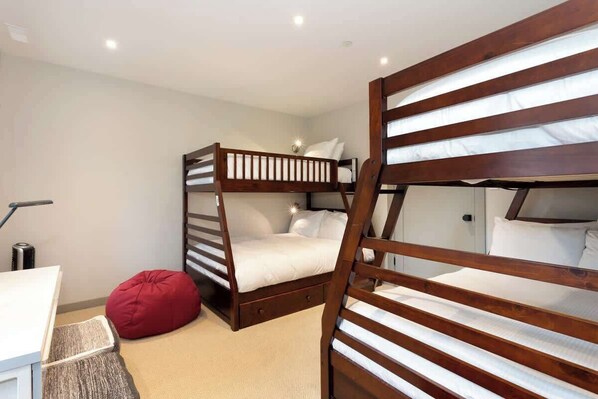 5 bedrooms, iron/ironing board, WiFi, bed sheets