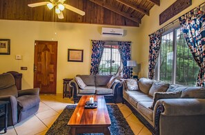 Fernseher, DVD-Player, Bücher