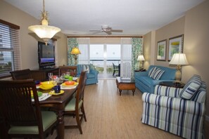 Fernseher, DVD-Player, Tischfußball, Tischtennisplatte