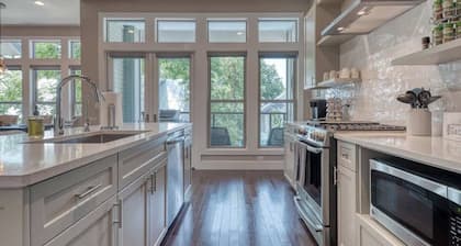 Luxury Townhome - King William/Southtown