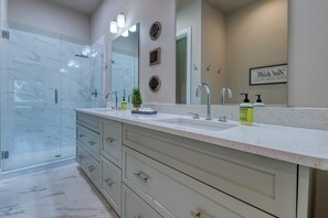 Badewanne, Haartrockner, Shampoo