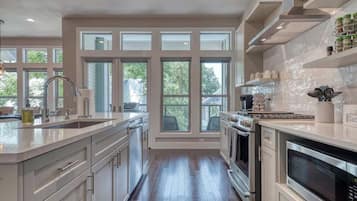 Réfrigérateur, four à micro-ondes, un four, surface de cuisson