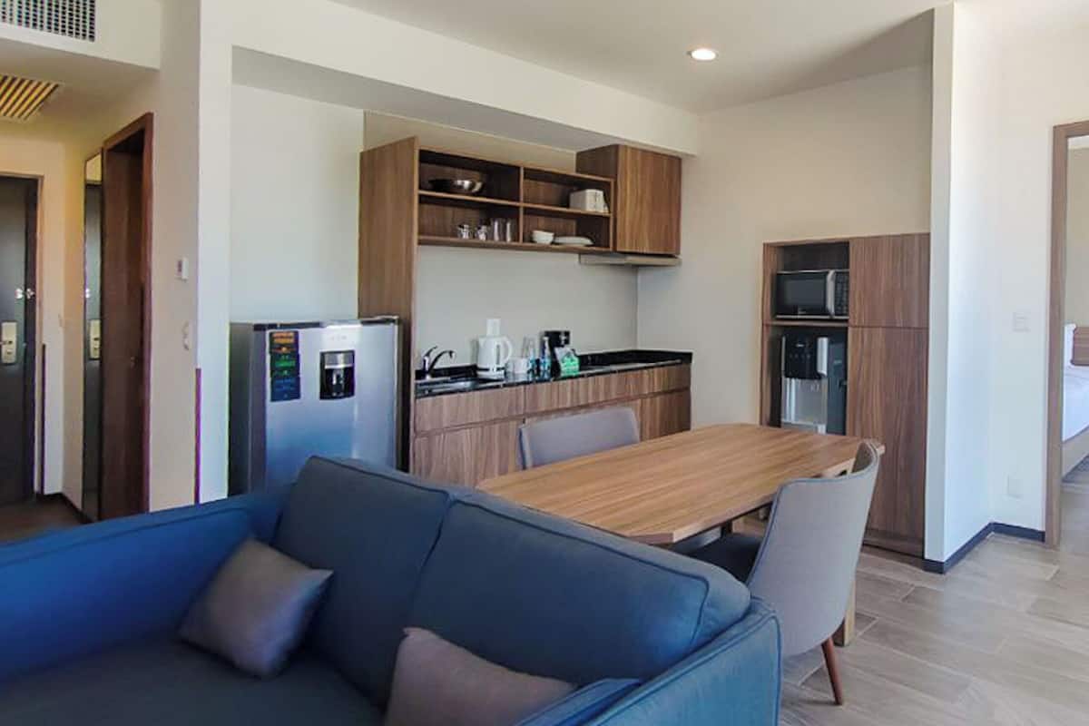 Deluxe Suite, 1 King Bed, Non Smoking | Private kitchen | Coffee/tea maker, electric kettle