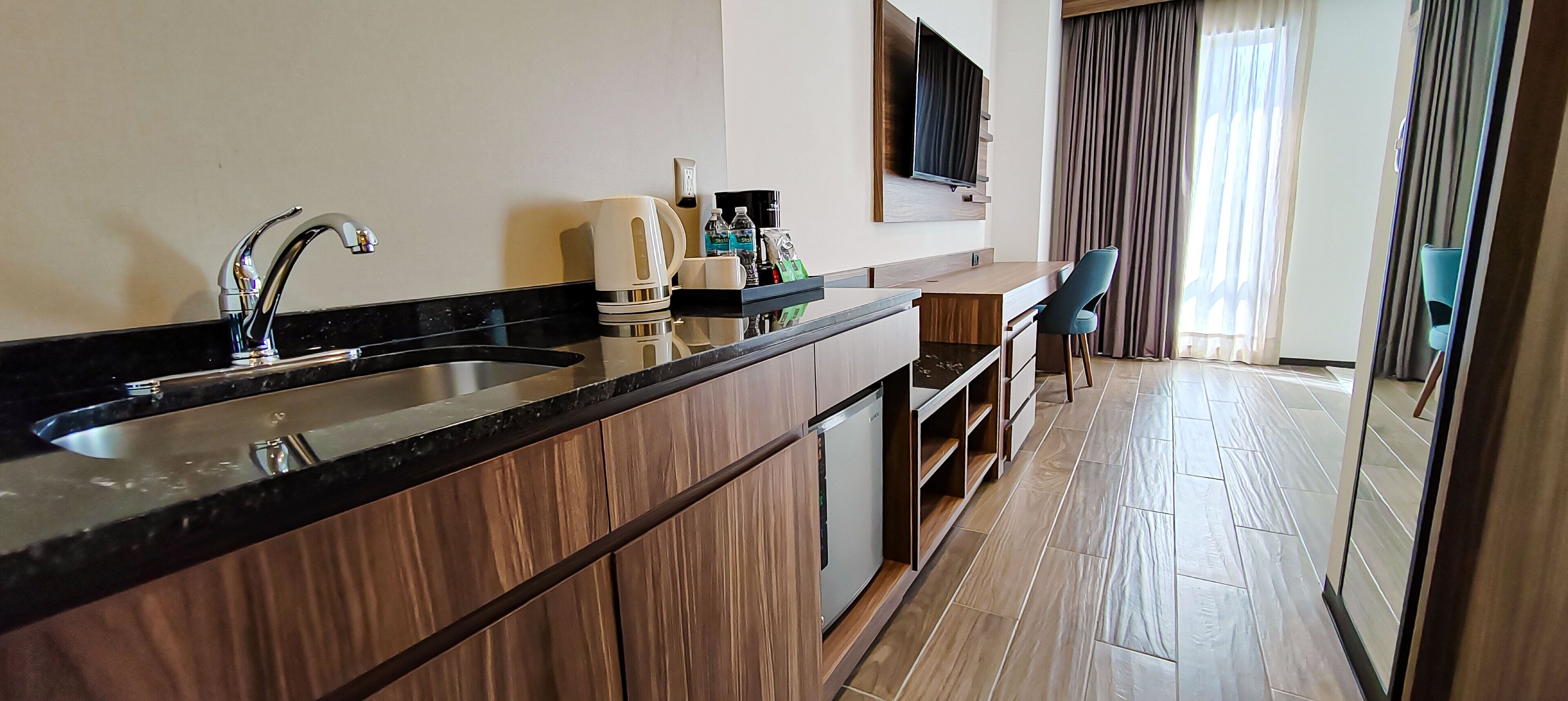 deluxe room, 1 queen bed, non smoking | 1 bedroom, in-room safe, desk, laptop workspace