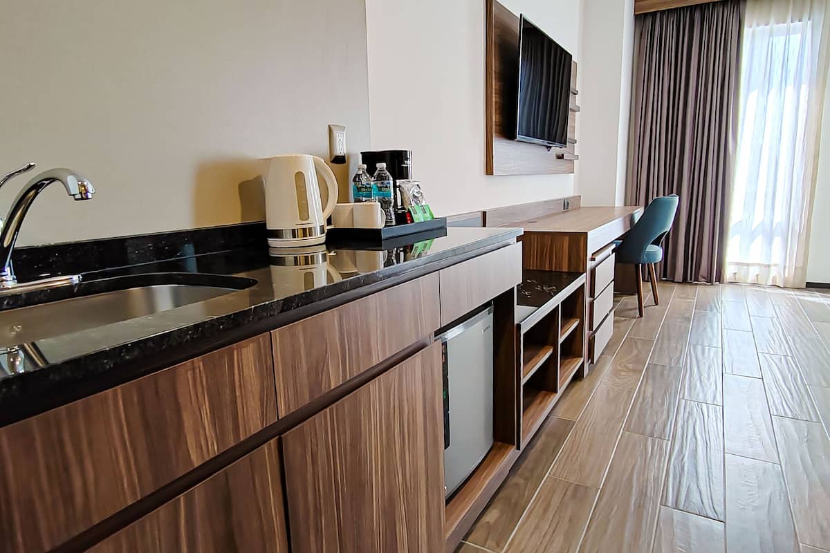 deluxe room, 1 queen bed, non smoking | 1 bedroom, in-room safe, desk, laptop workspace