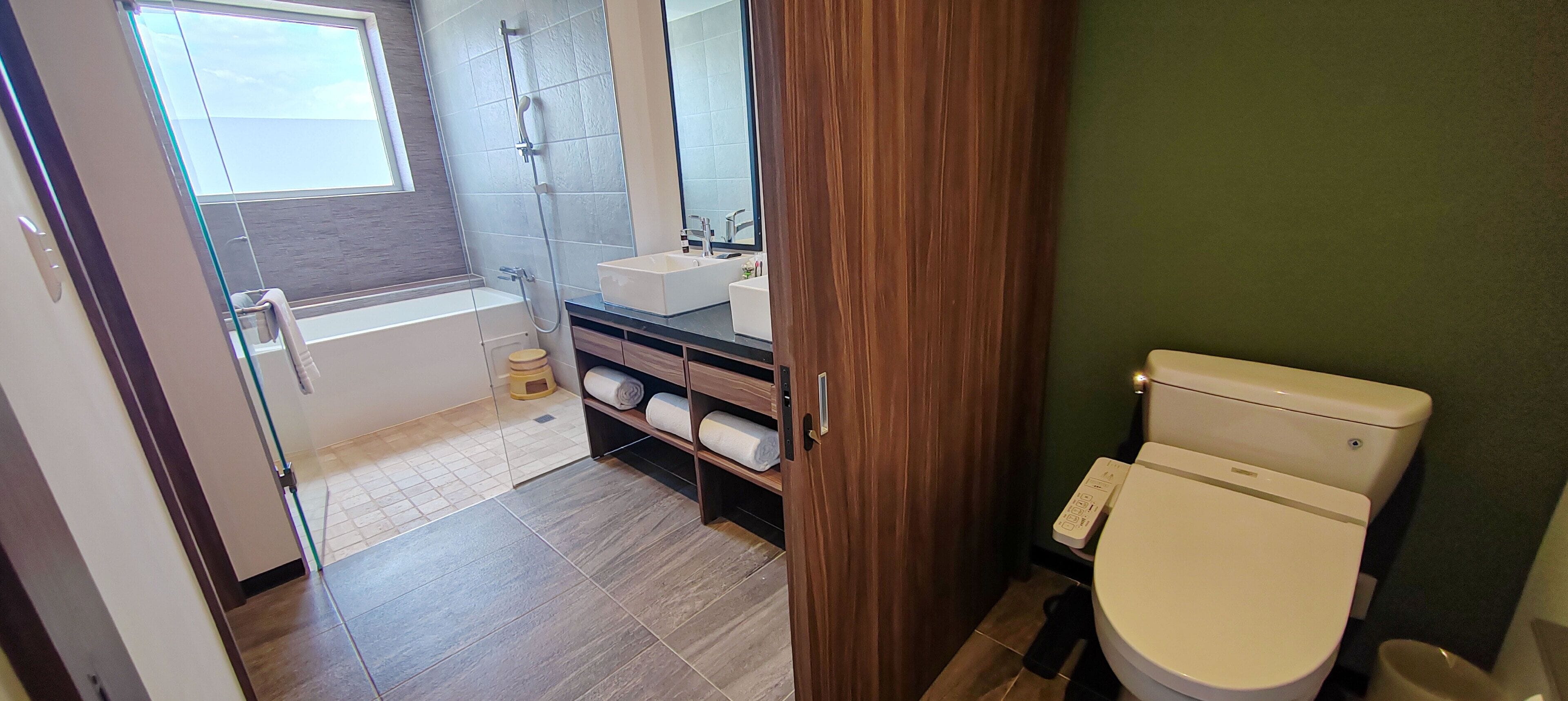 Un baño moderno con bañera, ducha y retrete.