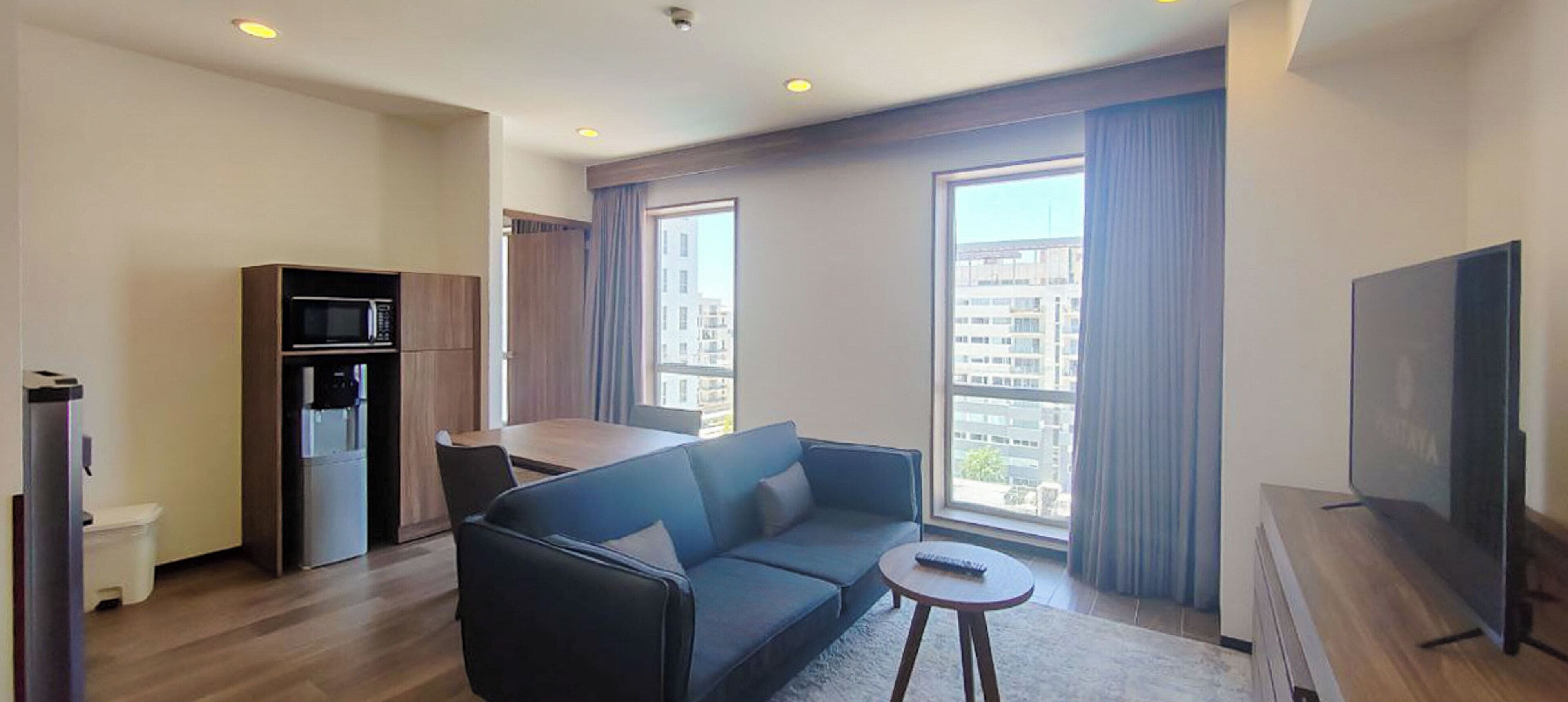 deluxe suite, 1 king bed, non smoking | 1 bedroom, in-room safe, desk, laptop workspace