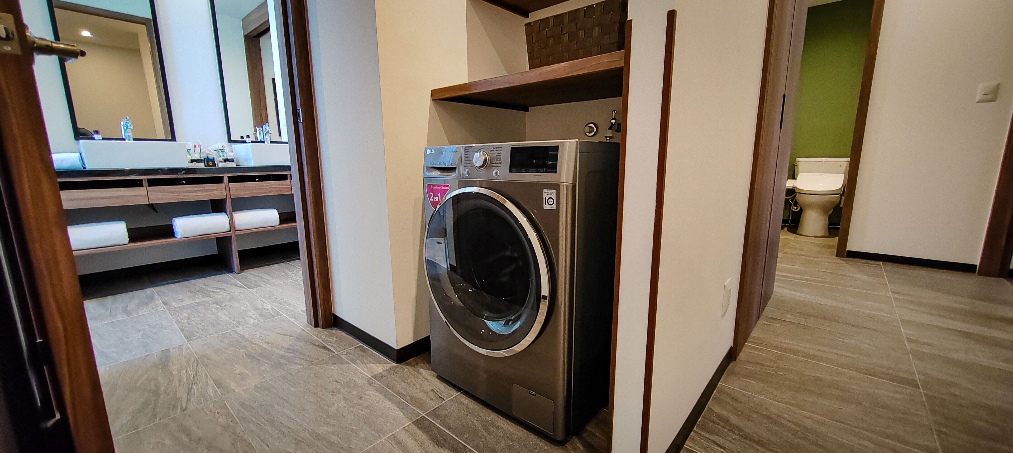 presidential suite, multiple beds, non smoking | bathroom | free toiletries, hair dryer, bidet, towels