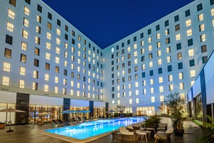 Alberca al aire libre y camastros 