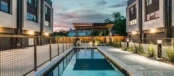 Pearl Townhome w/ Rooftop Deck and Community Pool