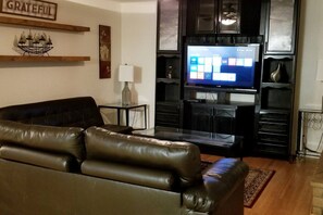 Smart TV, chimenea y estéreo 