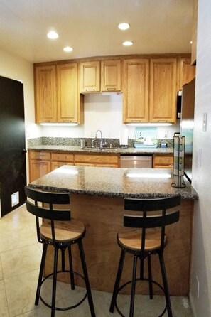 冰箱、微波炉、烤箱、炉灶