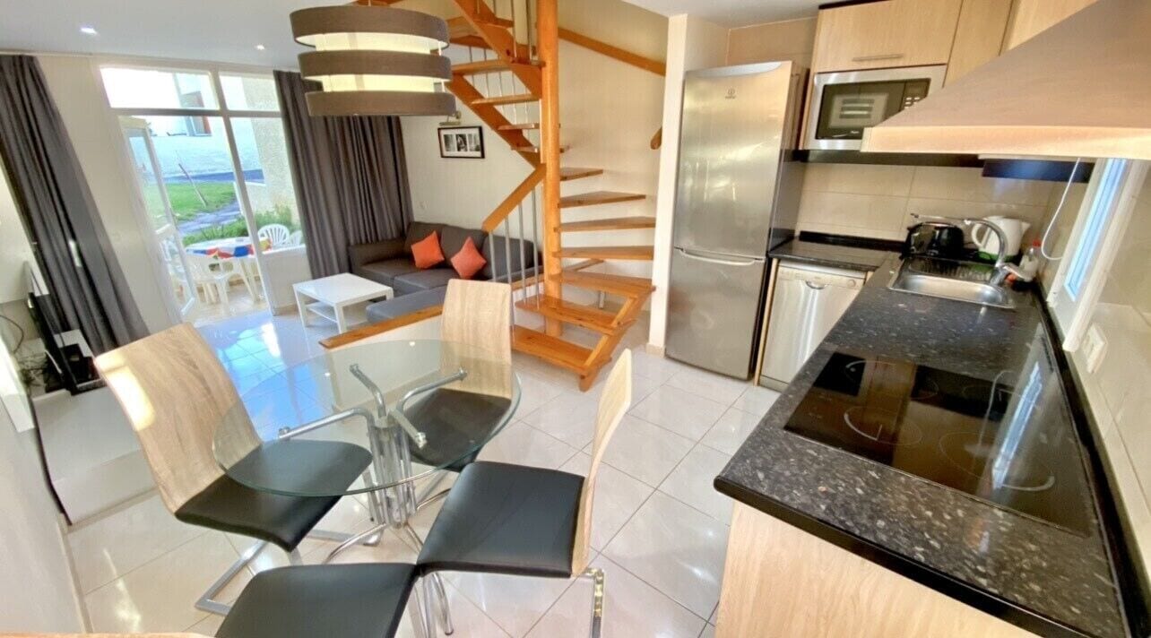 Een koelkast, een magnetron, een vaatwasser, een waterkoker