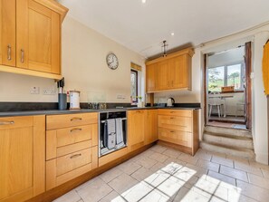 Astianpesukone, syöttötuoli, keittoastiat/astiat/ruokailuvälineet