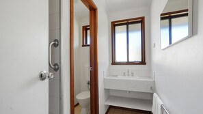 Shower, hair dryer - Perfect for your beach holiday, you are only a stone's throw to the Port Fairy East Beach (PORT FAIRY)