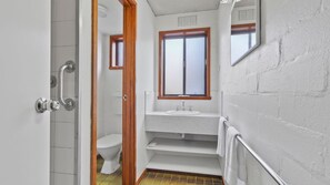 Shower, hair dryer - Perfect for your beach holiday, you are only a stone's throw to the Port Fairy East Beach (Port Fairy)