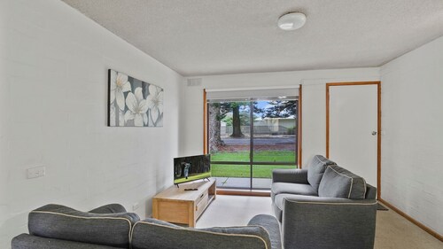 Perfect for your beach holiday, you are only a stone's throw to the Port Fairy East Beach