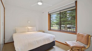 2 bedrooms, iron/ironing board, free WiFi, bed sheets - Perfect for your beach holiday, you are only a stone's throw to the Port Fairy East Beach (Port Fairy)
