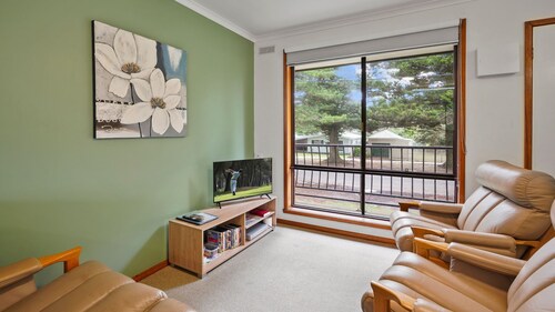 Perfect for your beach holiday, you are only a stone's throw to the Port Fairy East Beach