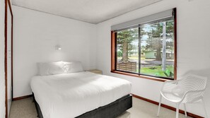 2 bedrooms, iron/ironing board, free WiFi, bed sheets - Perfect for your beach holiday, you are only a stone's throw to the Port Fairy East Beach (PORT FAIRY)