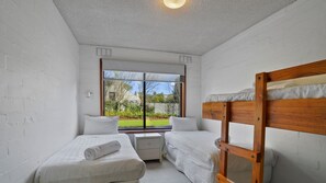 2 bedrooms, iron/ironing board, free WiFi, bed sheets - Perfect for your beach holiday, you are only a stone's throw to the Port Fairy East Beach (Port Fairy)