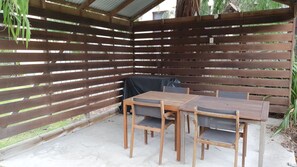 Outdoor dining - Perfect for your beach holiday, you are only a stone's throw to the Port Fairy East Beach (PORT FAIRY)