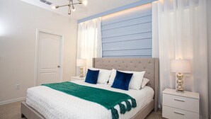 A bedroom with a bed, nightstands, and a ceiling light fixture. - Amazing 6bds Single Home With Private Pool St7040 (Davenport)