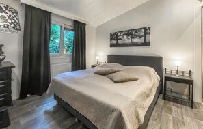 2 bedrooms, travel cot