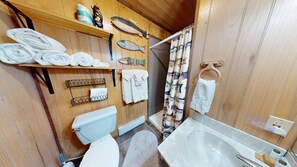 Combined shower/tub, towels