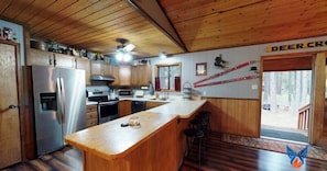 Jääkaappi, mikroaaltouuni, uuni, liesi