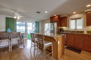 冷蔵庫、電子レンジ、オーブン、コンロ