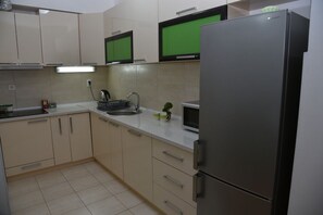 Frigorifero, microonde, piano cottura, tostapane