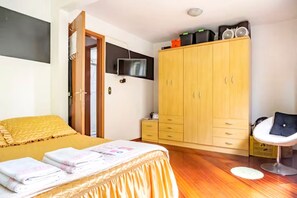 2 bedrooms, desk, iron/ironing board, free WiFi - Quiet and comfortable apartment intended (Campo Comprido)