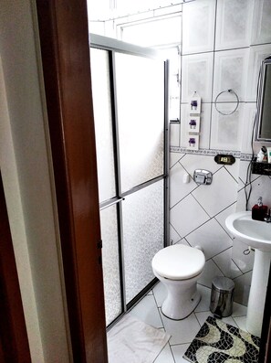 Shower, soap, shampoo, toilet paper - Quiet and comfortable apartment intended (Campo Comprido)