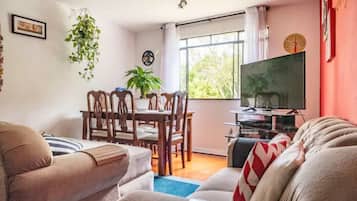 Smart TV, videogames, DVD player, biblioteca musical