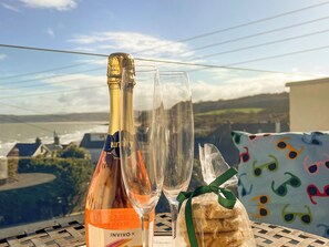 Outdoor dining - 3 bedroom accommodation in Benllech (Benllech)