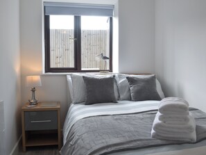 3 bedrooms, free WiFi, bed sheets - 3 bedroom accommodation in Benllech (Benllech)