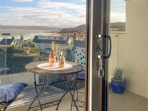 Outdoor dining - 3 bedroom accommodation in Benllech (Benllech)