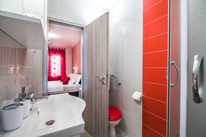 Douche, sĂšche-cheveux, serviettes fournies