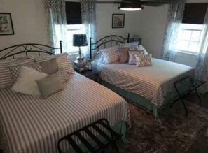 2 makuuhuonetta, työpöytä, silitysrauta/-lauta, ilmainen Wi-Fi