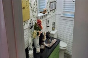 Combined shower/bathtub, hair dryer, towels