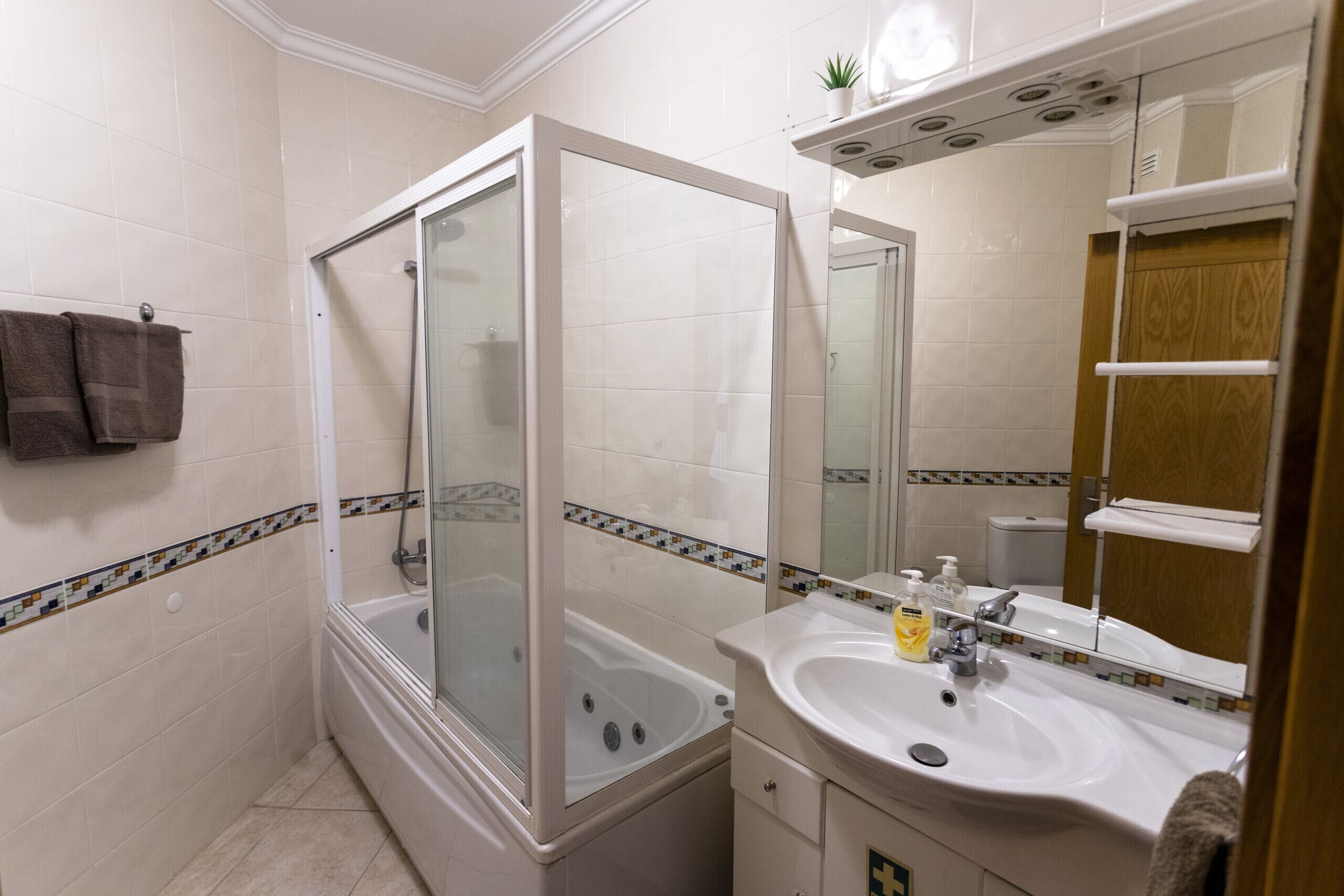 Badewanne, Haartrockner, Handtücher