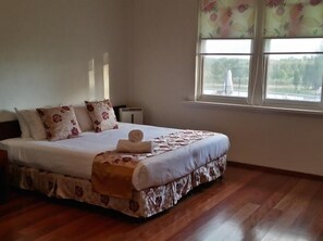 7 bedrooms, iron/ironing board, bed sheets