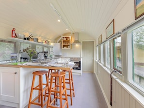 Dishwasher - A truly beautiful train conversion, a stone’s throw from the River Test. (Horsebridge)