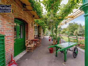 Outdoor dining - A truly beautiful train conversion, a stone’s throw from the River Test. (Horsebridge)