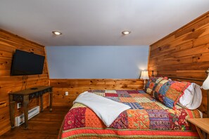 House, 2 Queen Beds, Fireplace | 3 bedrooms - Owl's Retreat (McHenry)